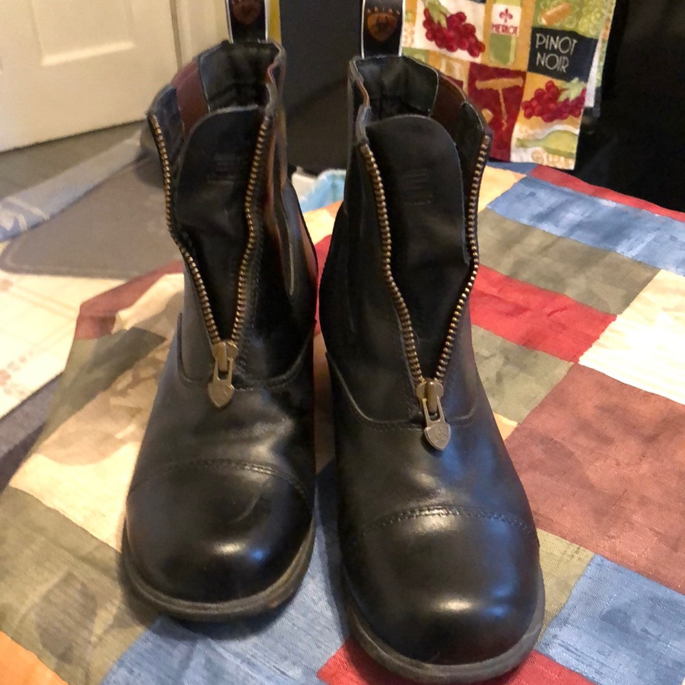 A pair of seldomly used Ariat paddock boots. Done showing.